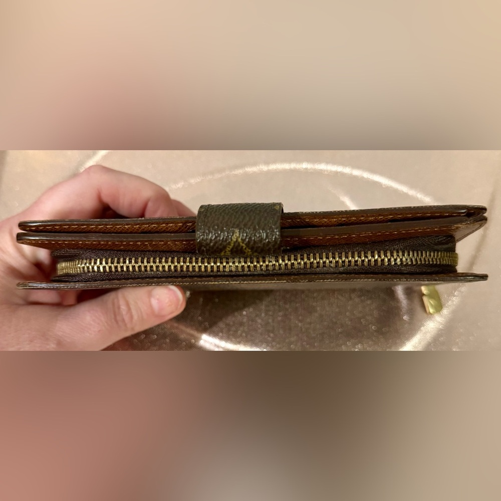 Louis Vuitton Monogram Compact Wallet. Good vintage condition! - Picture 5 of 10